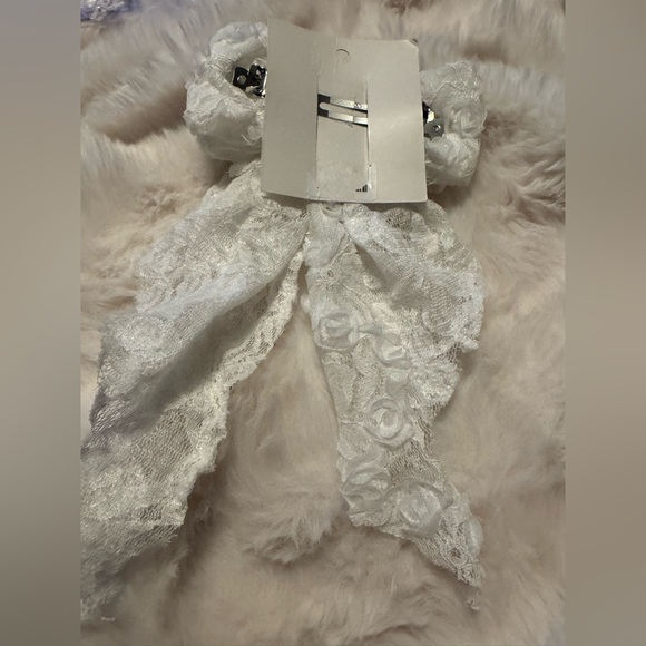 Francesca's Collections White Lace Bow with Pearl Charm with beautiful 3D Roses - Picture 4 of 5